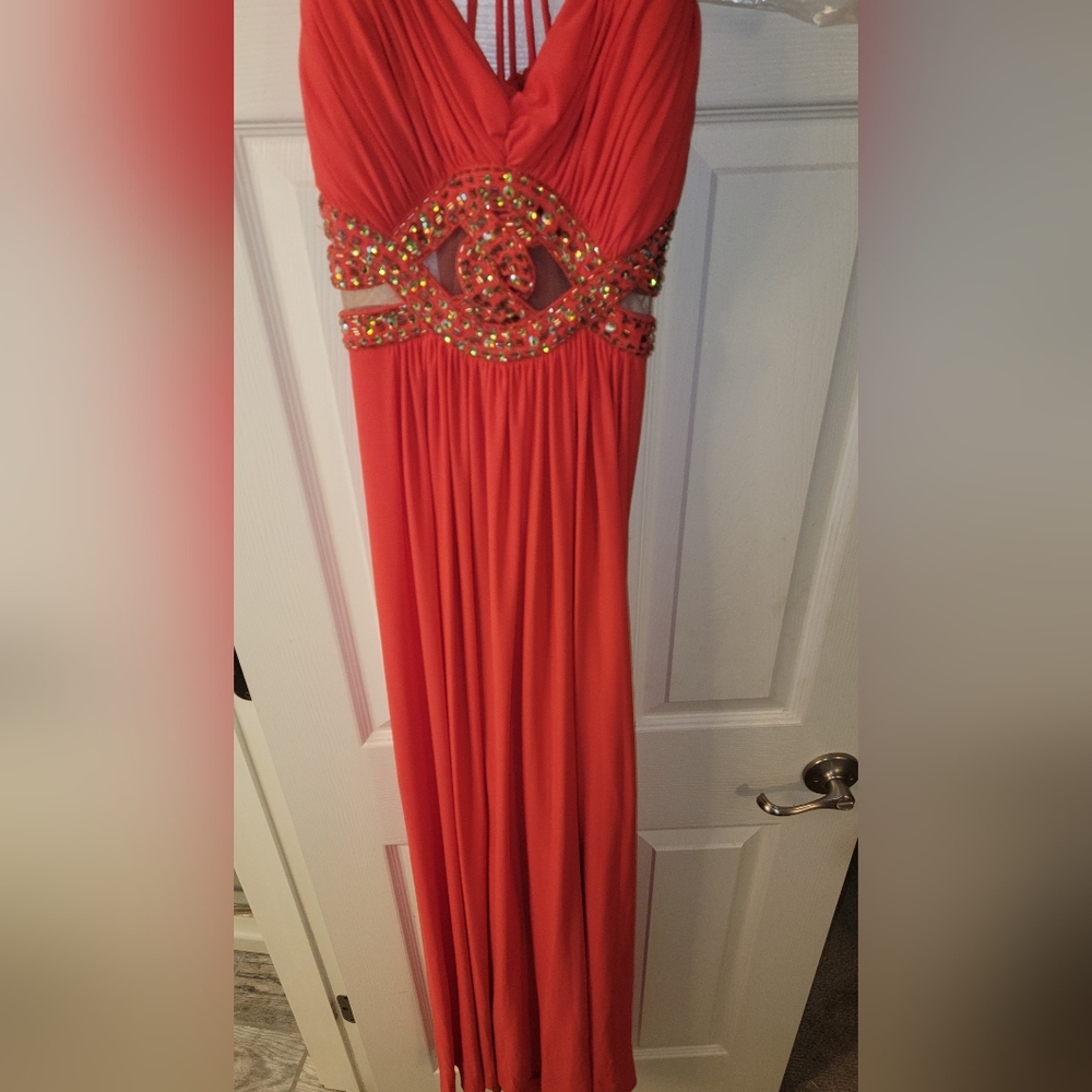 Beautiful evening gown. IGNITE EVENING by Carol Lin. Color is a coral, size 8.